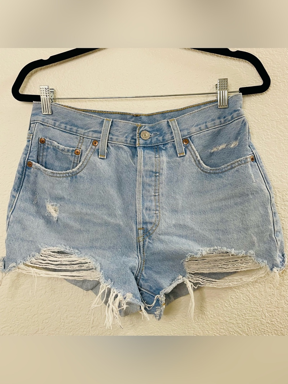 Levi’s 501 Light Wash Distressed Cutoff Raw Hem Denim Jean Shorts | Size 29